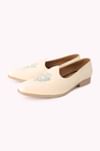 White Velvet Juttis
