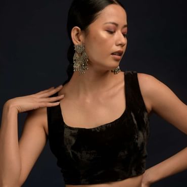 Black Sleeveless Blouse In Velvet With Scooped Neckline And Tassel Dori On The Back