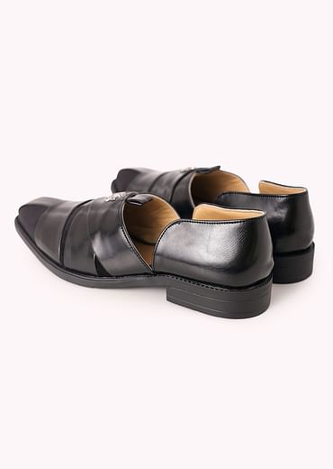 Black Juttis with Textured Detail