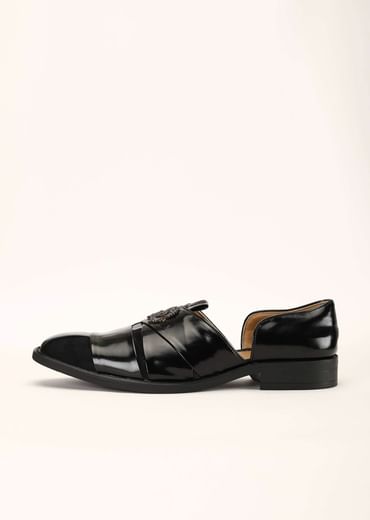 Black Peshawari Footwear In Rexine And Suede Leather Embellished With A Brooch
