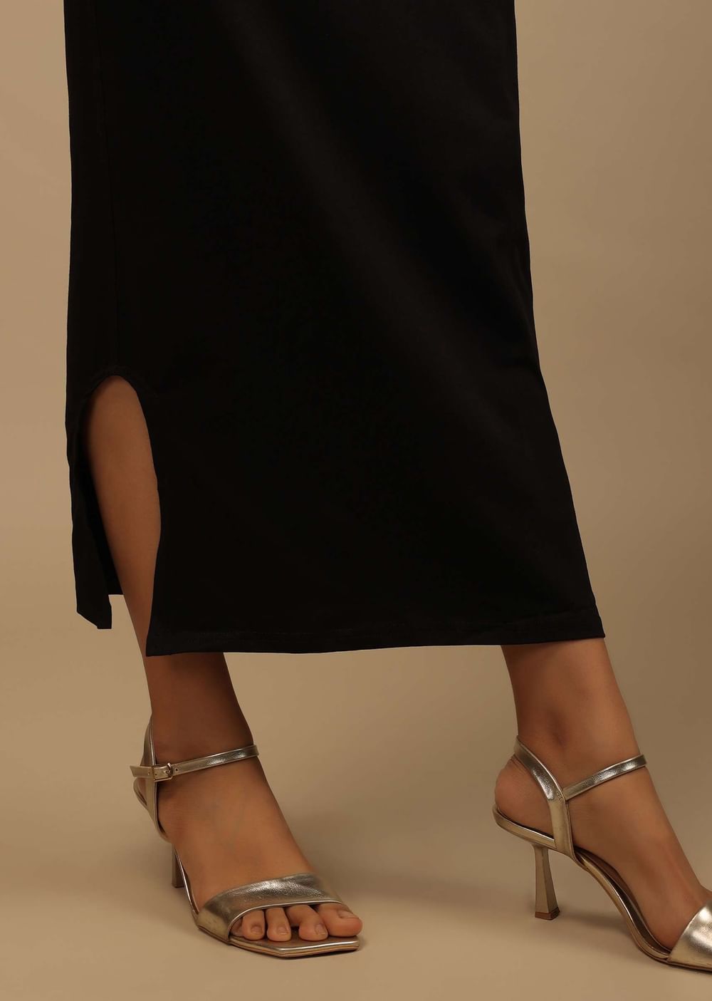Black Shapewear Saree Petticoat In Cotton Lycra With Elastic Waistband And Slit