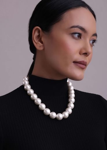 Daisy White Pearl String Necklace