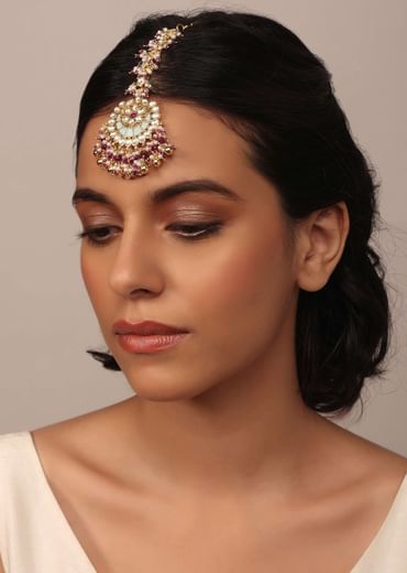 Gold Finish Kundan Maangtika With Synthetic Stones And Beads