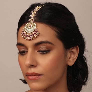 Gold Finish Kundan Maangtika With Synthetic Stones And Beads