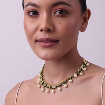 Gold Finish Kundan Necklace With Pearls