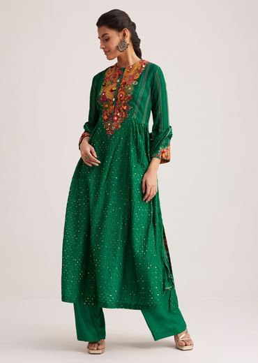 Green Silk Kurta Set With Resham Embroidery And Textured Dupatta
