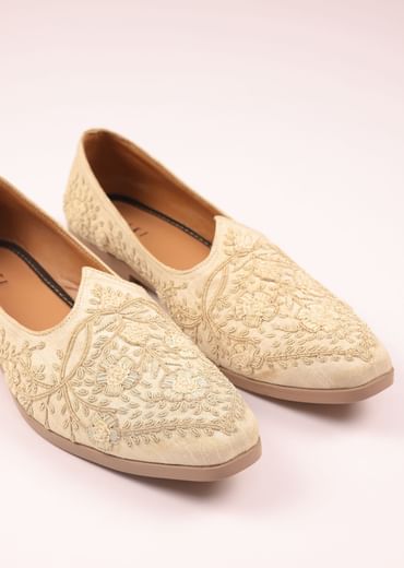 Off White Raw Silk Zardozi Juttis