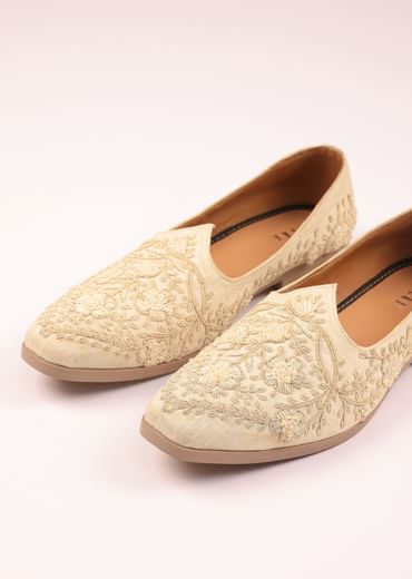 Off White Raw Silk Zardozi Juttis