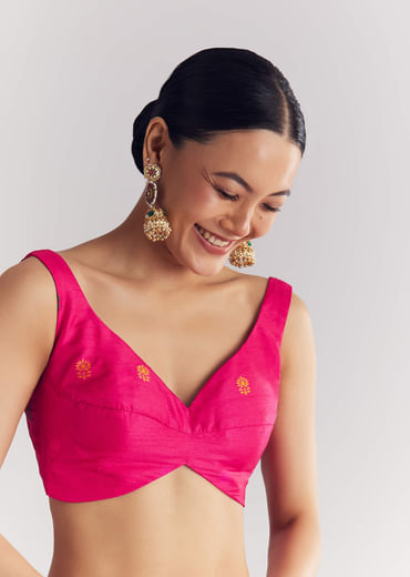 Red Dola Silk Saree With Traditional Weaves