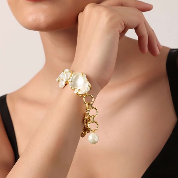 White And Gold Finish Bracelet With Mother Of Pearls White And Gold Finish Bracelet With Mother Of Pearls