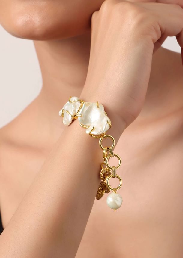 White And Gold Finish Bracelet With Mother Of Pearls White And Gold Finish Bracelet With Mother Of Pearls