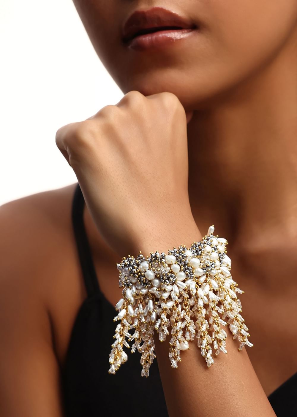 White And Gold Handcrafted Choker Necklace Set In Mix Metal