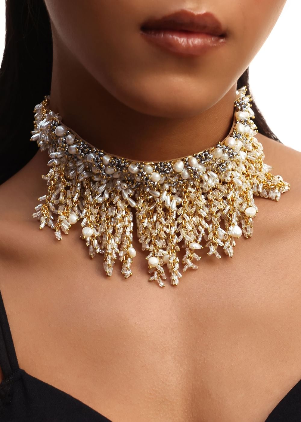 White And Gold Handcrafted Choker Necklace Set In Mix Metal