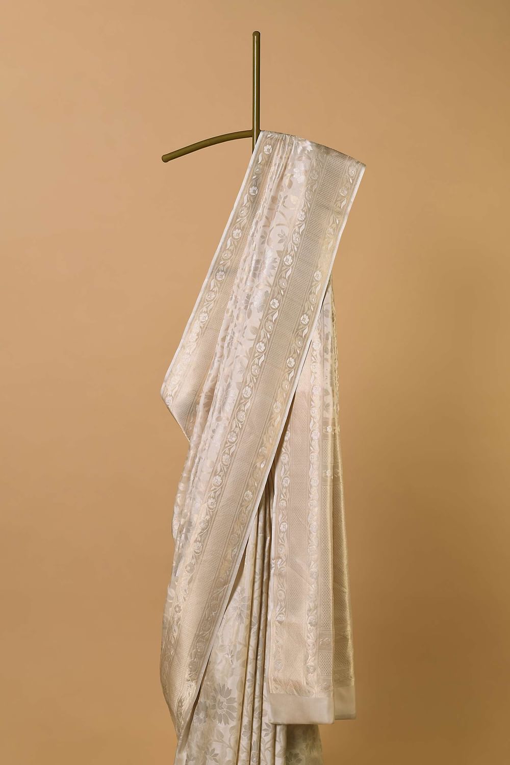 White South Dharmavaram Silk Saree With Antique Zari Weave And Unstitched Blouse Fabric