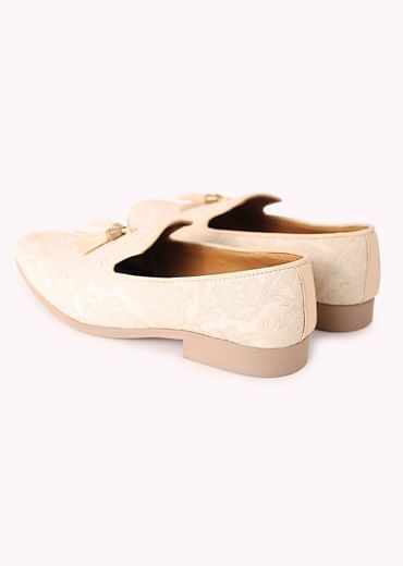 White Tassel Juttis