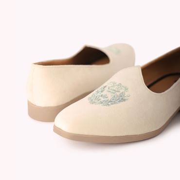 White Velvet Juttis