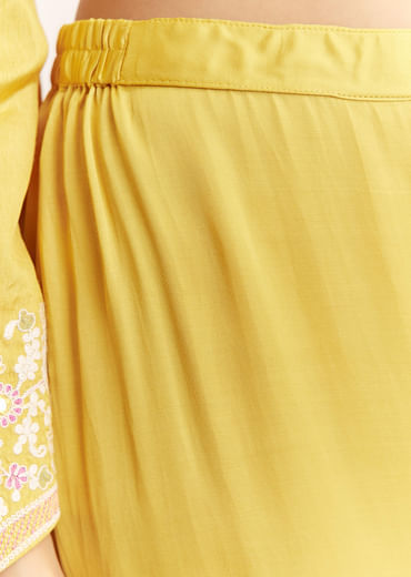 Yellow Silk Kurta Set With Thread Work And Organza Dupatta
